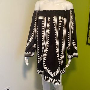 Black & White off shoulder long sleeve mini dress.  Size XL